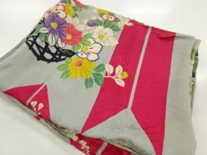 アンティーク　紋錦紗矢羽根に草花模様はぎれ